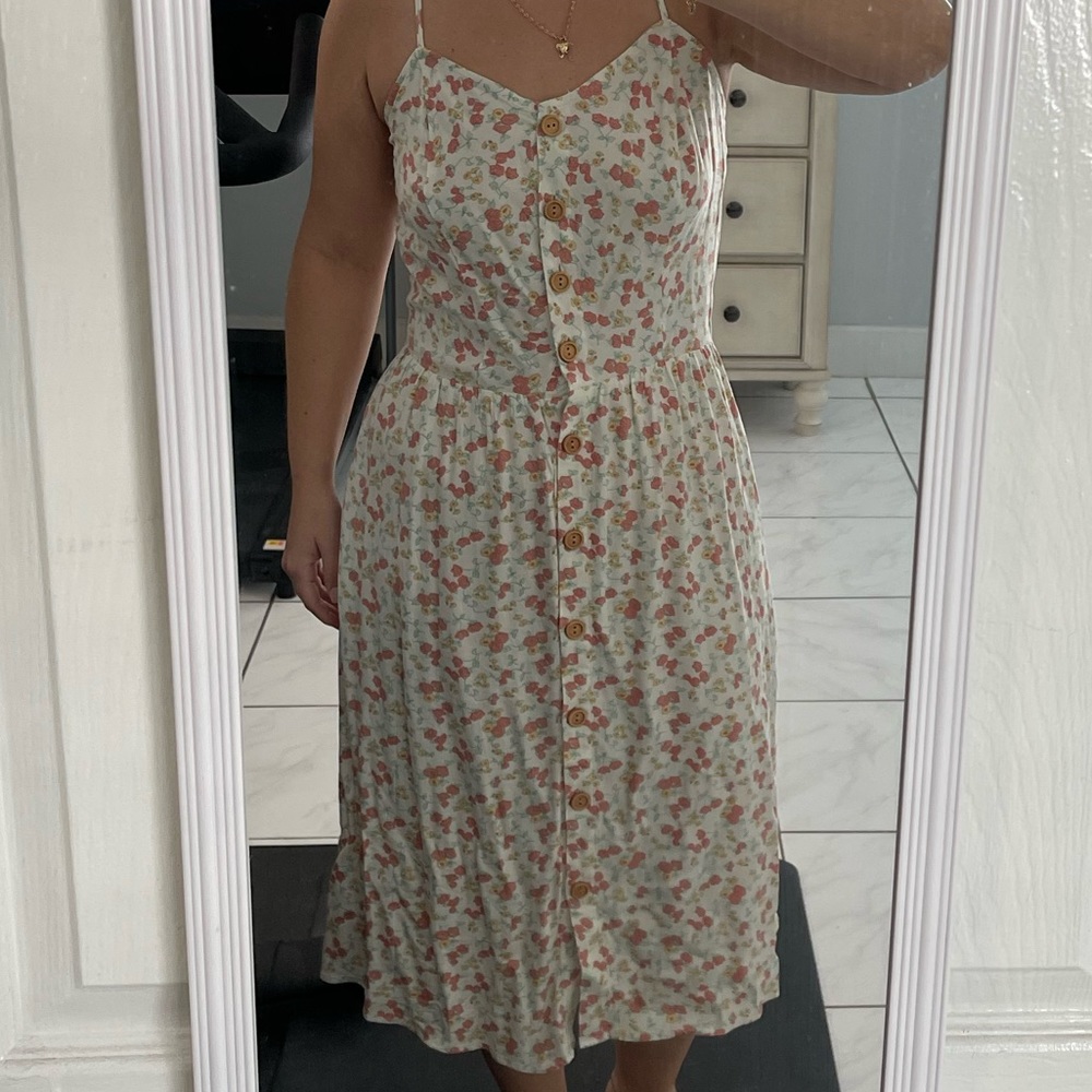 Sun-dress with white and color flower pattern, it has side pockets